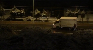 Aracına Kartopu Atan Gençleri Bıçakla Kovaladı