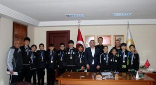 Başkan Karakullukçu Genç Futbolcuları Ağırladı