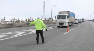 Bolu'da tır ve kamyonların İstanbul'a gidişine izin verilmiyor