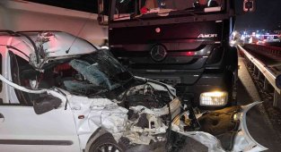 D-650'de hafif ticari araç tıra arkadan çarptı: 1 yaralı