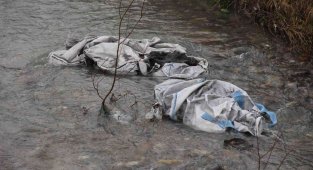 Dereye atılan kimyasal malzemeler 24 saat geçmesine rağmen sudan duman çıkarıyor