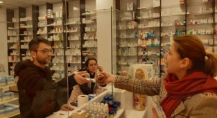 DEVA Partisi’nden Berat Kandilinde Esnaf Ziyareti