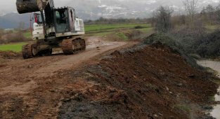 Kocaeli'de dereye dökülen 40 ton atık kaldırıldı