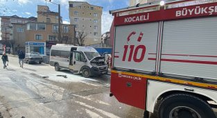 Park halindeki servis aracının motor kısmında yangın çıktı