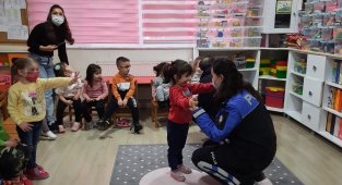 Polis ablaları anlattı minikler can kulağıyla dinledi