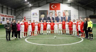 Protokol üyeleri şöhretler maçında forma giydi