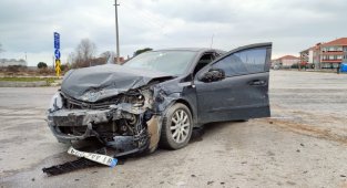 Sakarya'da Otomobil İle Kamyonet Çarpıştı: 1 Yaralı