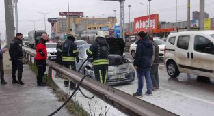 Seyir halindeki otomobilin motoru yandı