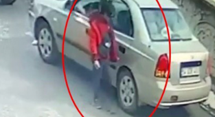 Sokaktaki Otomobilleri Çizen Afacan Çocuk, Güvenlik Kamerasına Yakalandı