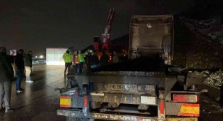 Tırın taşıdığı konteyner devrildi, D-100 ulaşıma kapandı