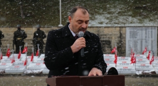 Yoğun Kar Yağışı Altında Anlamlı Tören