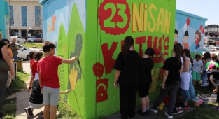 23 Nisan Coşkusunu Trafoya Resmettiler