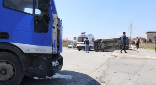 Hafif Ticari Araç Kamyonla Çarpıştı: 2 Yaralı