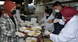 Hendek Belediyesi'nden Romanlara Dev İftar