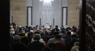 İki Yılın Sonunda Serdivan’da İlk Teravih Namazı