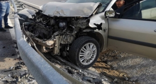 Kontrolden Çıkan Otomobil Bariyerlere Çarptı: 1 Yaralı