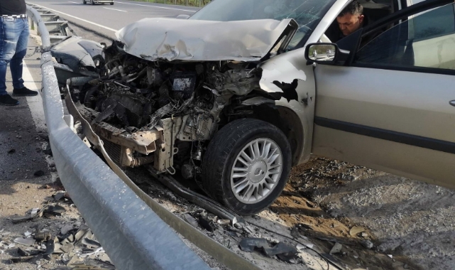 Kontrolden Çıkan Otomobil Bariyerlere Çarptı: 1 Yaralı