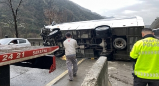 Kontrolden Çıkan Servis Refüje Çarptı: 3 Yaralı