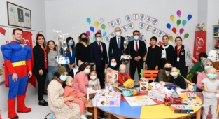 Müdür Savaşçı’dan Hastane Sınıfında 23 Nisan Kutlaması