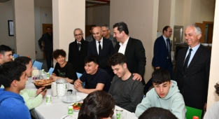 Müdür Savaşçı Öğrencilerle İftar Yaptı