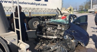 Otomobil Tıra Ok Gibi Saplandı: 2 Yaralı