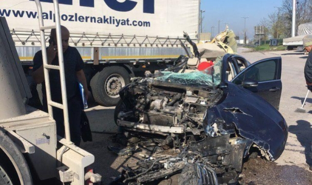 Otomobil Tıra Ok Gibi Saplandı: 2 Yaralı