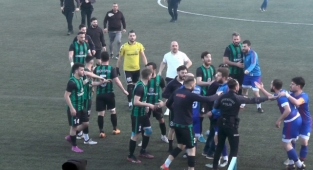 Yeşil Saha Ringe Döndü Yumruklar Havada Uçuştu