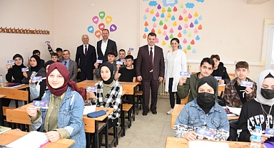 Başkan Sarı Öğrencilere Hediye Kitap Çeki Dağıttı