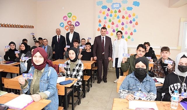Başkan Sarı Öğrencilere Hediye Kitap Çeki Dağıttı