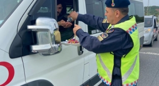 Bayram Şekeri Dağıttılar