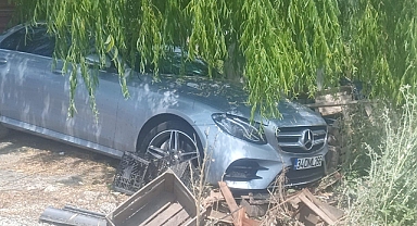 Pamukova'da Feci Kaza: Otomobil Ağaca Çarptı