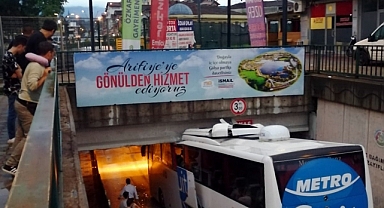 Aynı Geçitte 2'inci Kaza: Yolcu Otobüsü Alt geçide Sıkıştı