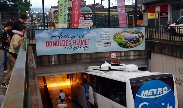 Aynı Geçitte 2'inci Kaza: Yolcu Otobüsü Alt geçide Sıkıştı