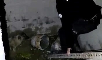 Bekçilerden Örnek Hareket: Köpeği Kurtardılar