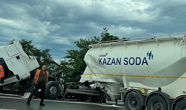 Feci Kaza: Tır İkiye Bölündü