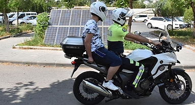 Sınava Giderken Kaza Yapan Öğrencilerin İmdadına Polis Yetişti
