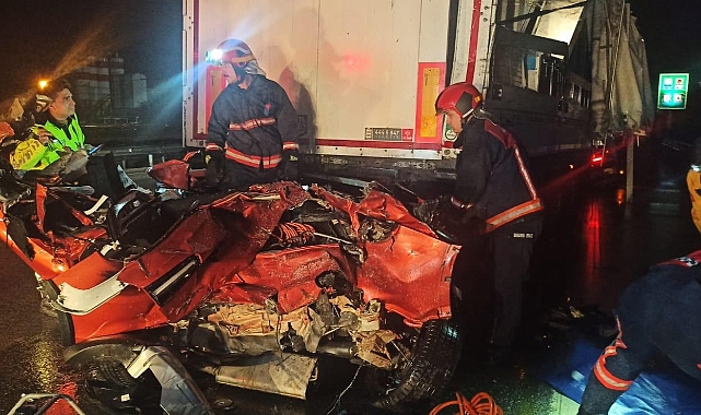 Tırın Altına Giren Otomobil Hurdaya Döndü: 1 Ölü 3 Yaralı