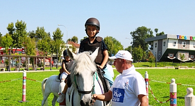 Çocuklar Millet Bahçesi’nde ‘Pony’ Atlarına Bindi