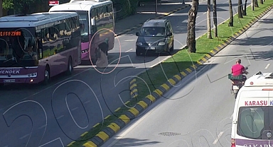 Dikkatsiz Sürücü Kadına Çarptı: Görüntüler Kameraya Yansıdı