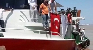 Kabotaj Bayramı Kutlamasında Yürekler Ağza Geldi: Tekne Restorana Çarptı