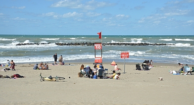 Karasu'da Denize Girmek Yasaklandı