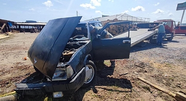 Kontrolden Çıkan Araç Kütüğe Çarptı: 3 Yaralı