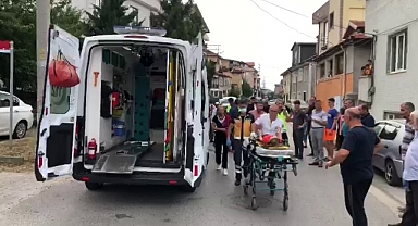 Yolda Oynayan Çocuğa Otomobil Çarptı