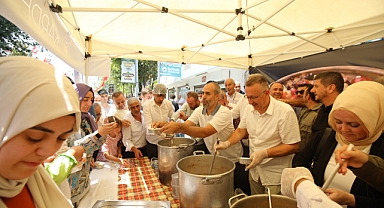 Başkan Işıksu Vatandaşlara Aşure İkram Etti