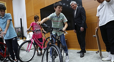 Başkan Yüce Bisikleti Çalınan Kerem'e Bisiklet Hediye Etti