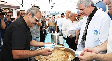 Başkan Yüce Vatandaşlara Aşure Dağıttı