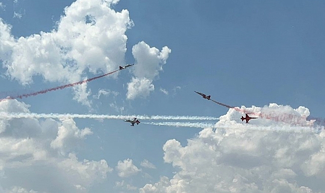 Büyük Zafer'in 100. Yılında Türk Yıldızları Gösterileriyle Nefesleri Kesti