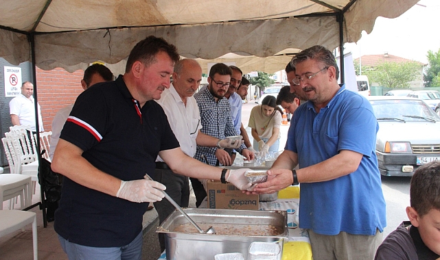 Ferizli'de Cumhur İttifakı Vatandaşlara Aşure İkram Etti