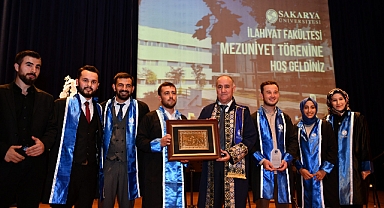 İlahiyat Fakültesi'nde Mezuniyet Heyecanı