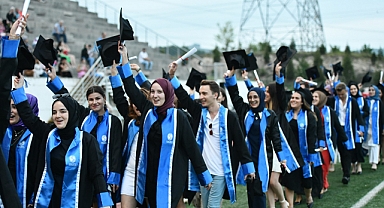 Sanat Tasarım ve Mimarlık Fakültesi ile Fen-Edebiyat Fakültesinin Mezuniyet Coşkusu